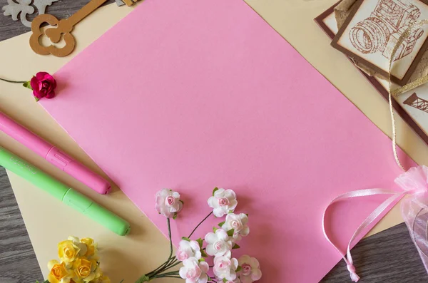 Vista superior de rosas de papel y una hoja de papel rosa. Haciendo handm —  Fotos de Stock