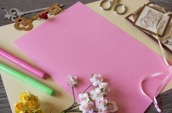 Ovansida av papper rosor och en rosa pappersark. att göra Guest — Stockfoto
