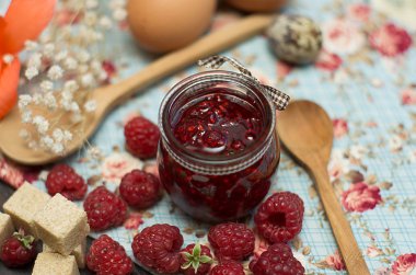 lezzetli ev yapımı Frambuaz reçeli cam kavanozda