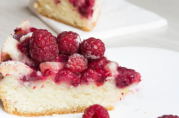 Homemade raspberry tart close-up. slices of cake with raspberry — Stock Photo, Image