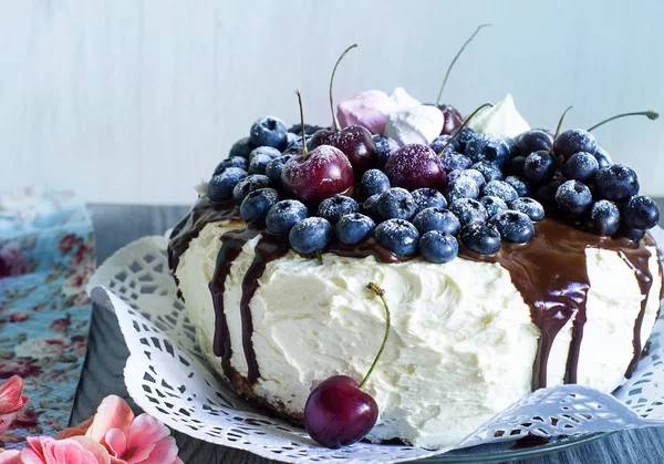 Cake with cream and blueberries — Stock Photo, Image