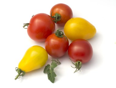 beyaz zemin üzerine kırmızı ve sarı kiraz domates