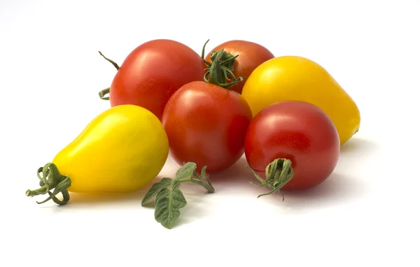 Tomates cherry rojos y amarillos sobre fondo blanco —  Fotos de Stock