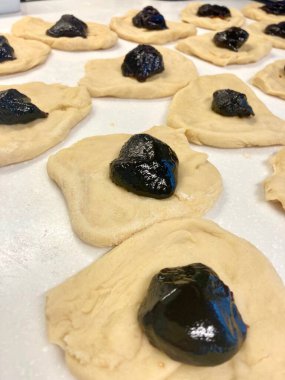 Erikli reçelle doldurulmuş Çek çöreklerinin ev yapımı üretimi.