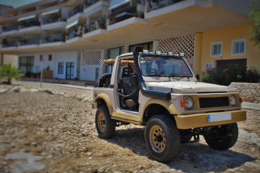 Klasik eski 4x4 plaj kum rengi off-road aracı