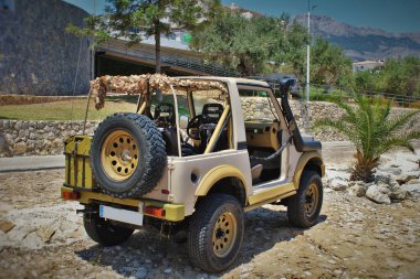 Klasik eski 4x4 plaj kum rengi off-road aracı