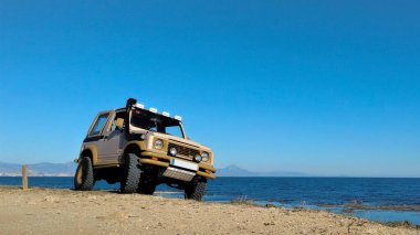 Klasik eski 4x4 plaj kum rengi off-road aracı