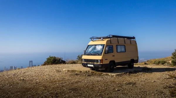 Dağda mavi gökyüzünde klasik Kamp Van kahverengi renk. Yabancı ülke yaşamı 1.