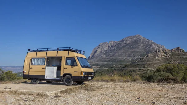 Dağda mavi gökyüzünde klasik Kamp Van kahverengi renk. Yabancı ülke yaşamı 1.