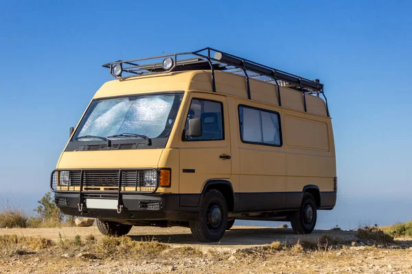 Dağda mavi gökyüzünde klasik Kamp Van kahverengi renk. Yabancı ülke yaşamı 1.