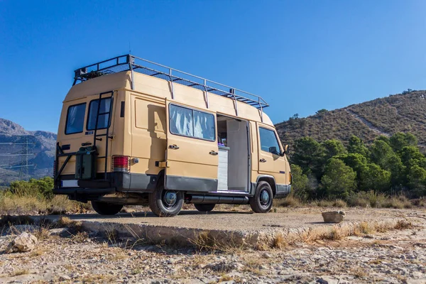 Dağda mavi gökyüzünde klasik Kamp Van kahverengi renk. Yabancı ülke yaşamı 1.