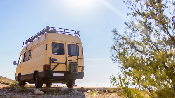 Dağda mavi gökyüzünde klasik Kamp Van kahverengi renk. Yabancı ülke yaşamı 1.