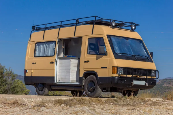 Dağda mavi gökyüzünde klasik Kamp Van kahverengi renk. Yabancı ülke yaşamı 1.
