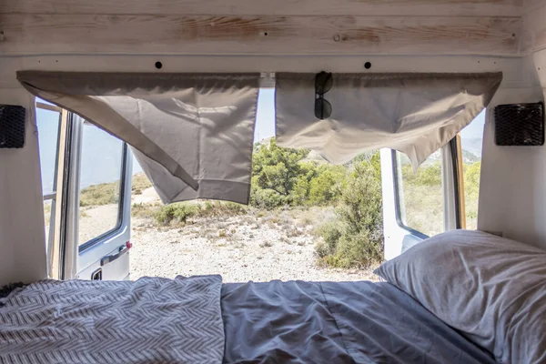 Kamp hayatı güzel karavan yatağının arkası