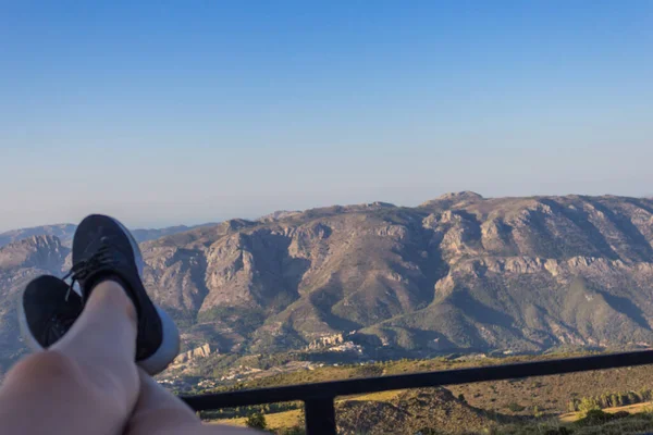 Kamp hayatı dağ ve gökyüzü manzarası