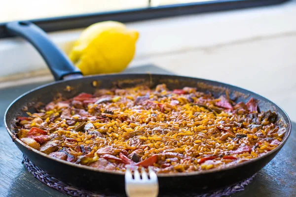 Geleneksel İspanyol paella ev yapımı karavan.