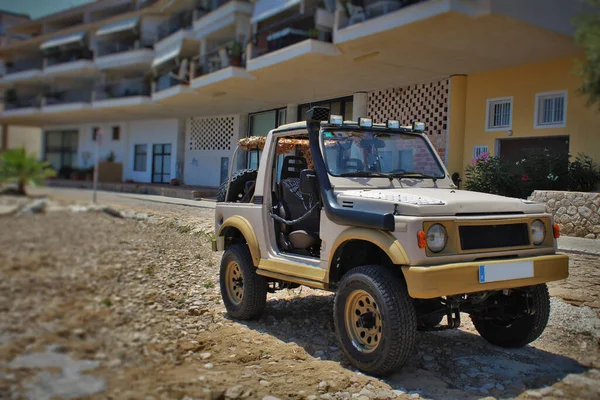 Klasik eski 4x4 plaj kum rengi off-road aracı