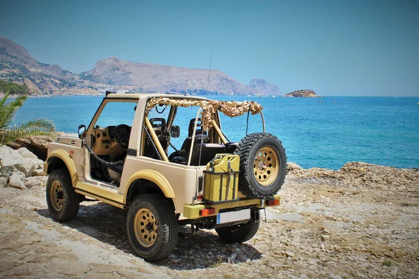 Klasik eski 4x4 plaj kum rengi off-road aracı