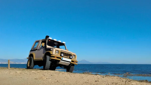 Klasik eski 4x4 plaj kum rengi off-road aracı