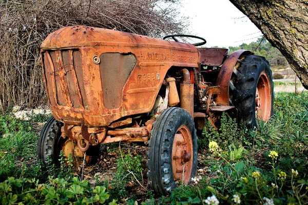 Eski ve paslı çiftlik traktör makinesi terk edilmiş.
