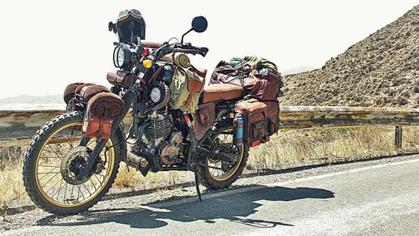 Eski klasik seyahat yolu motosikleti