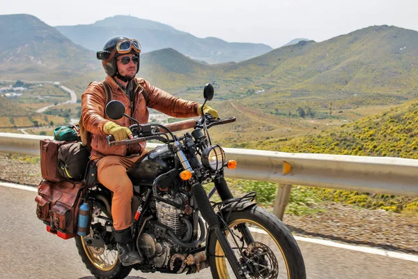 Klasik eski bir motosikletle klasik bir araba sürüyorum.