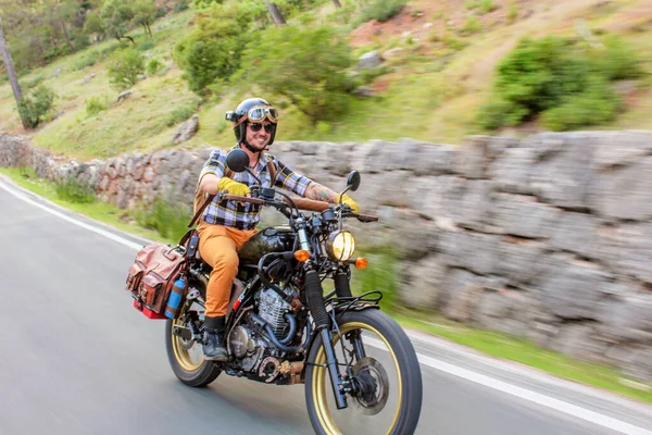 Klasik eski bir motosikletle klasik bir araba sürüyorum.