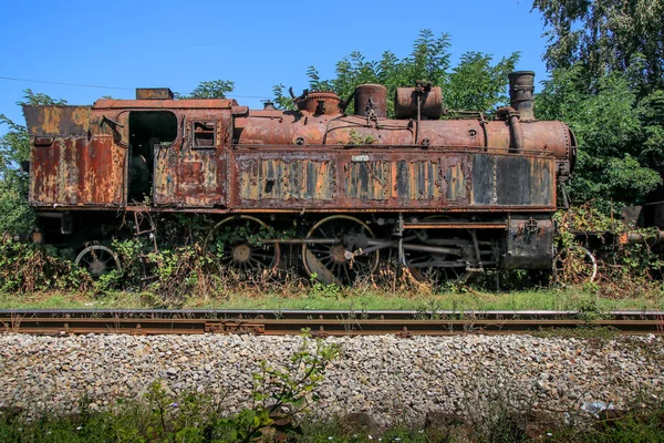 Eski ve paslı, terk edilmiş tren.