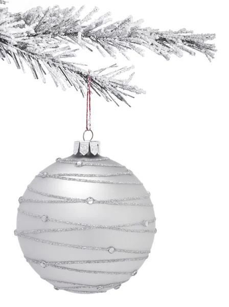 Bauble en kerstboom — Stockfoto