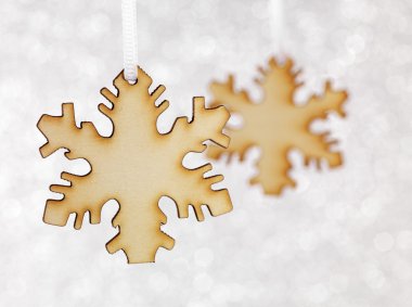 Gümüş üzerinde ahşap kar tanesi