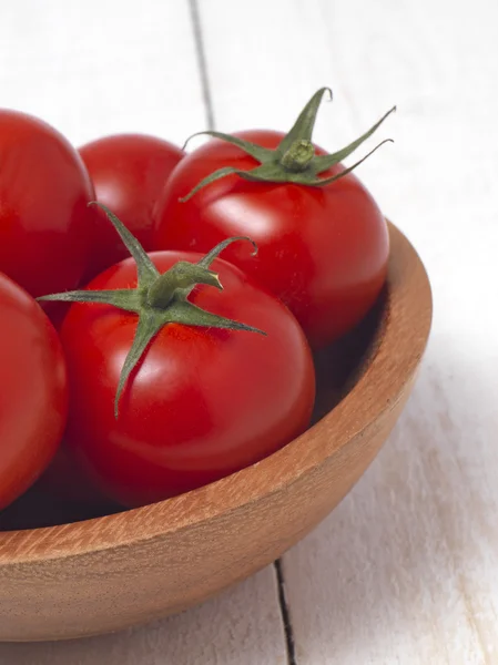 Tomaten in Schüssel auf weiß — Stockfoto