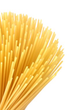 beyaz arkaplanda makarna