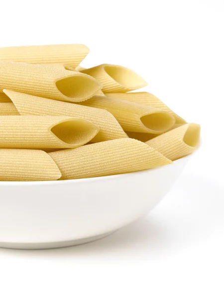 Pasta isolada com canetas na tigela — Fotografia de Stock