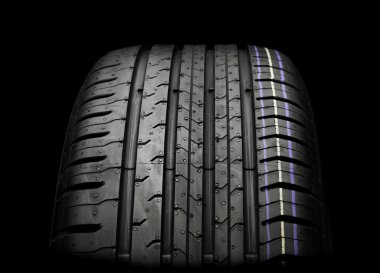 Siyah izole otomobil lastiği