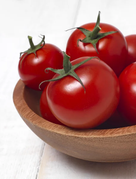 Rode tomaten in schaal — Stockfoto