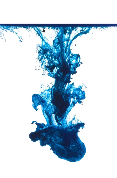 Μπλε μελάνι απομονωθεί στο νερό — Φωτογραφία Αρχείου