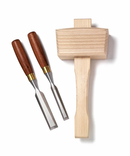 Cinzel com um martelo de madeira — Fotografia de Stock