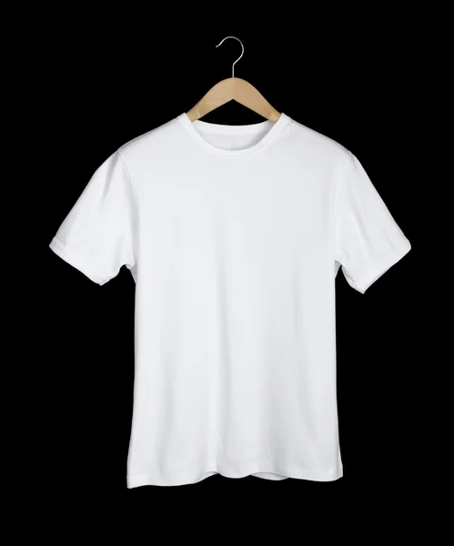 Белая футболка, изолированная на черном — стоковое фото