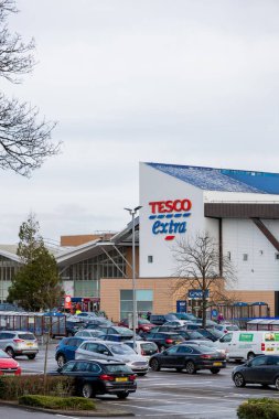 Cardiff, Wales - 3 Şubat 2021: Batı Bulvarı, Cardiff, Galler 'deki Tesco Extra' nın genel görünümü, alışverişçilerin Galler 'in tecrit tedbirleri sırasında temel ürünleri satın almak için mağazaya inmesi.
