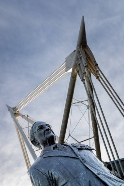 Кардифф, Уэльс - 3 февраля 2021 года: Общий вид на статую сэра Таскера Уоткинса, гордо стоящую у стадиона Принстона в Кардиффе