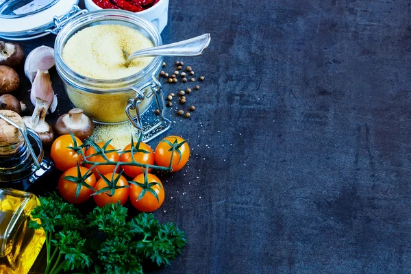 Couscous mit frischem Gemüse — Stockfoto