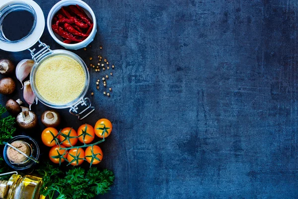 Couscous com legumes frescos — Fotografia de Stock