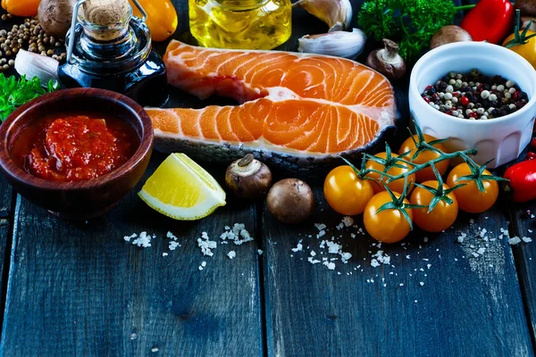 Filete de salmón con ingredientes — Foto de Stock