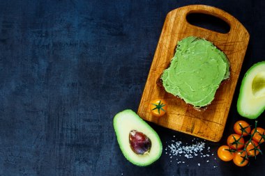 Çavdar ekmeği ile guakomole