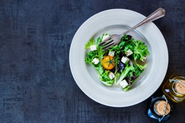 plaka üzerinde renkli salata