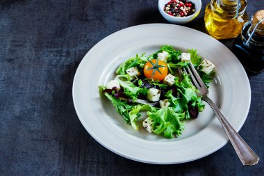 plaka üzerinde renkli salata