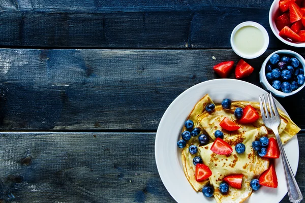 Crepes com bagas . — Fotografia de Stock