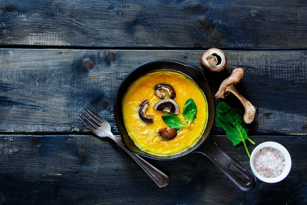 Omelete de ovo com cogumelos — Fotografia de Stock