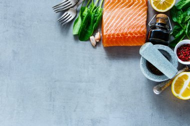 Taze malzemelerle somon fileto