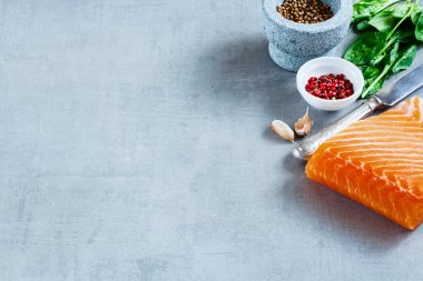 Taze malzemelerle somon fileto